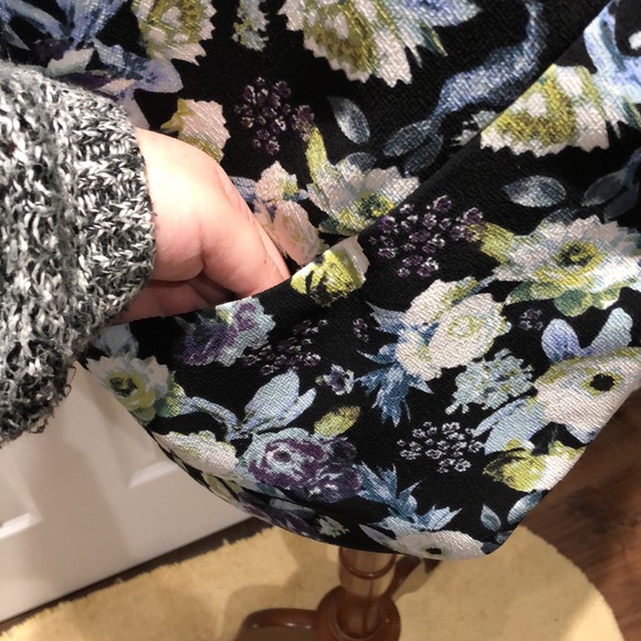 5. H&M | Floral Blazer - Picture 4 of 8